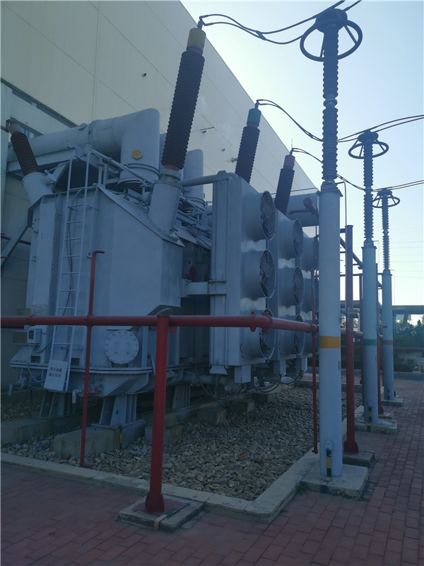 我公司承接龍口南山集團SFP11-400000/220KVA超高壓電力變壓器維護保養(yǎng)現(xiàn)場。